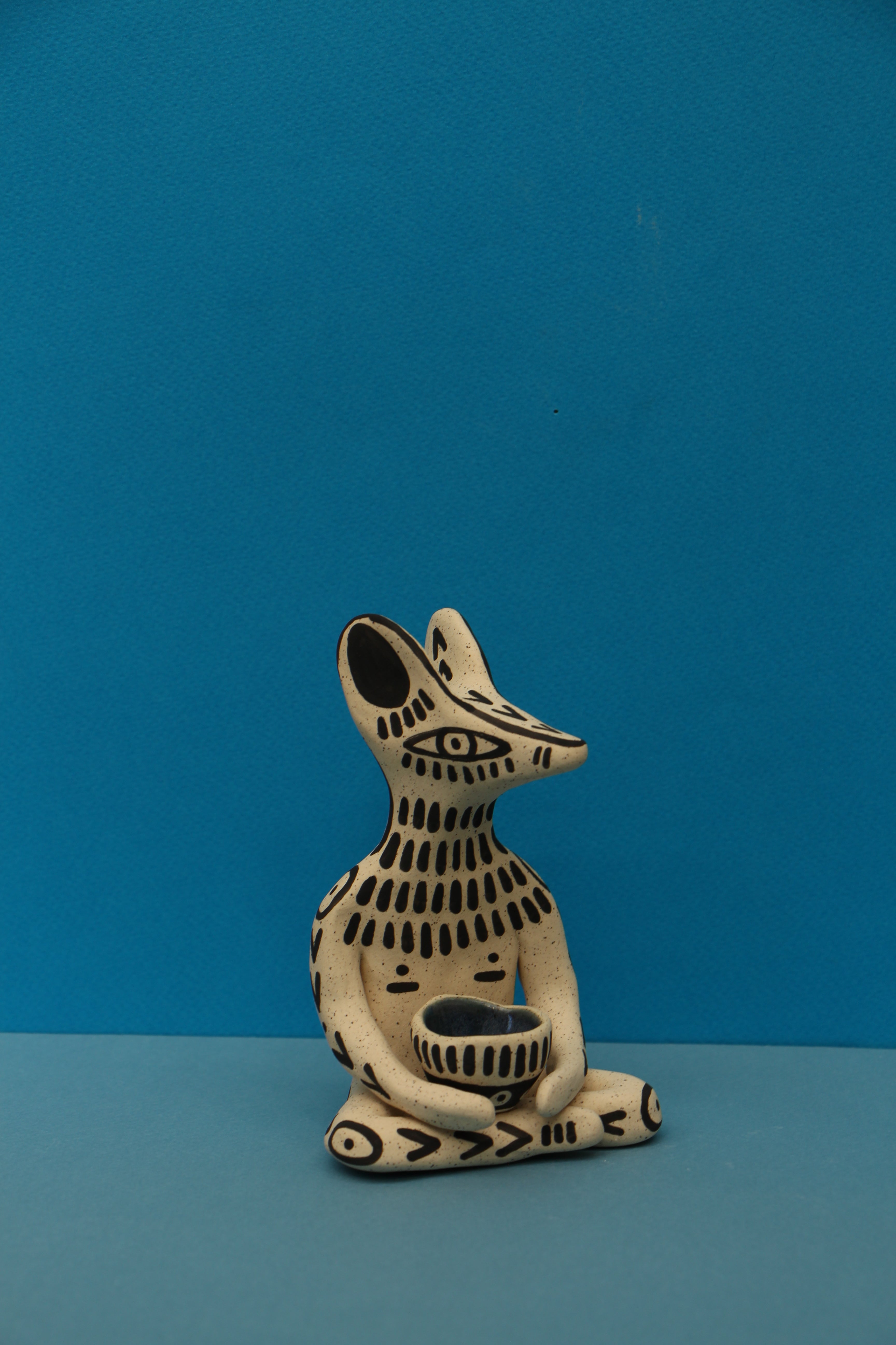 Perro y Arena "Coyote Guardian y el Cuenco"