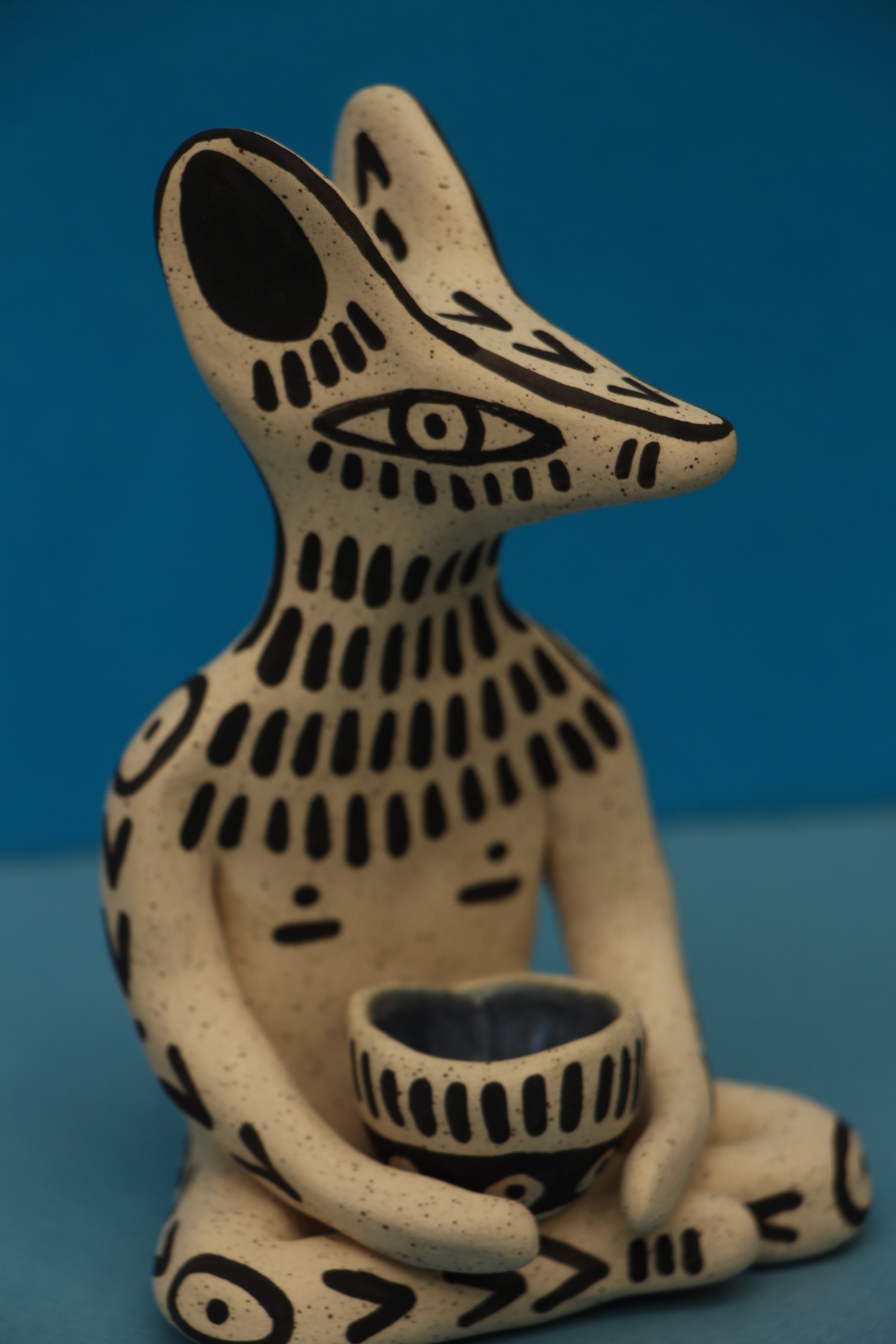 Perro y Arena "Coyote Guardian y el Cuenco"