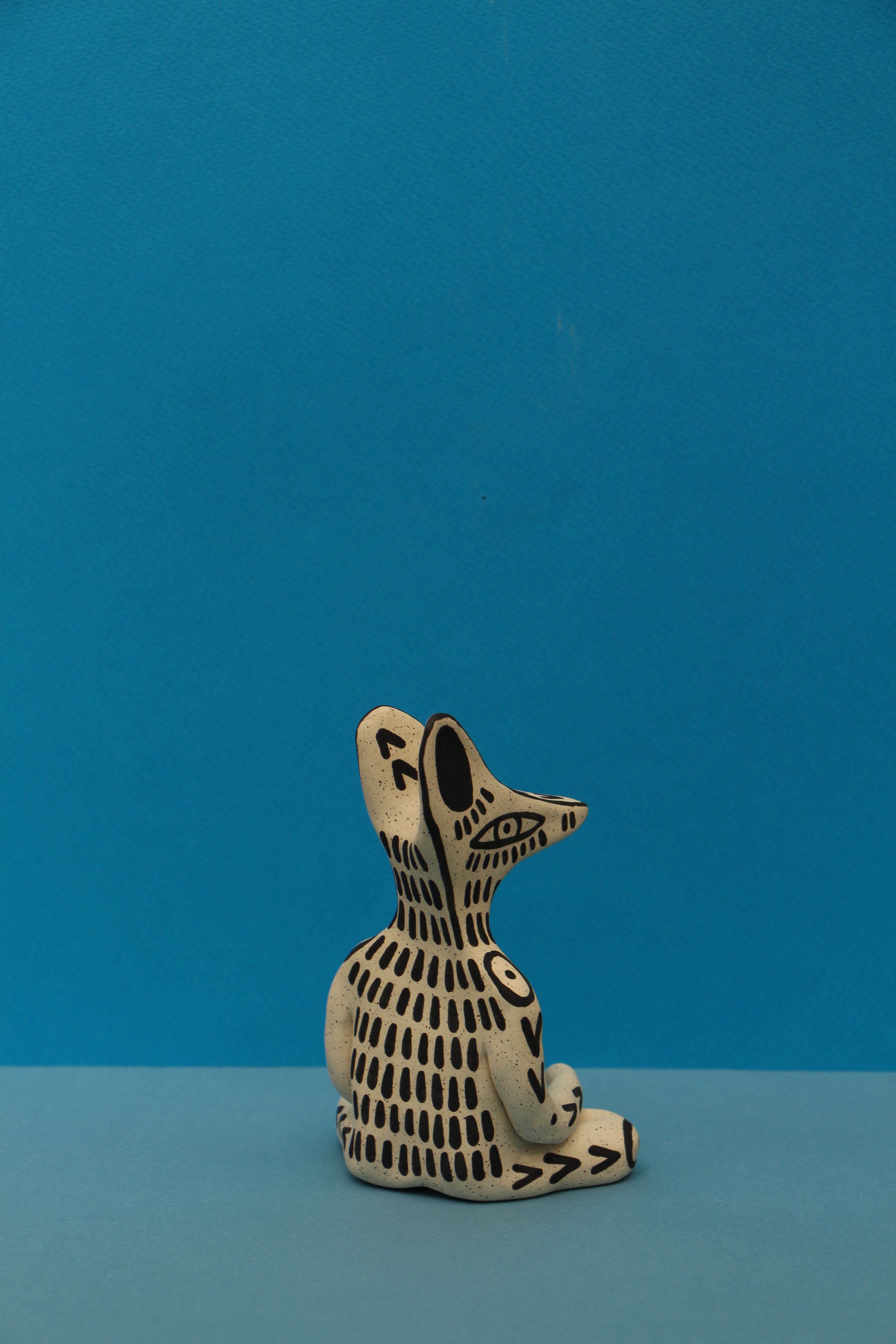 Perro y Arena "El Coyote Guardian"