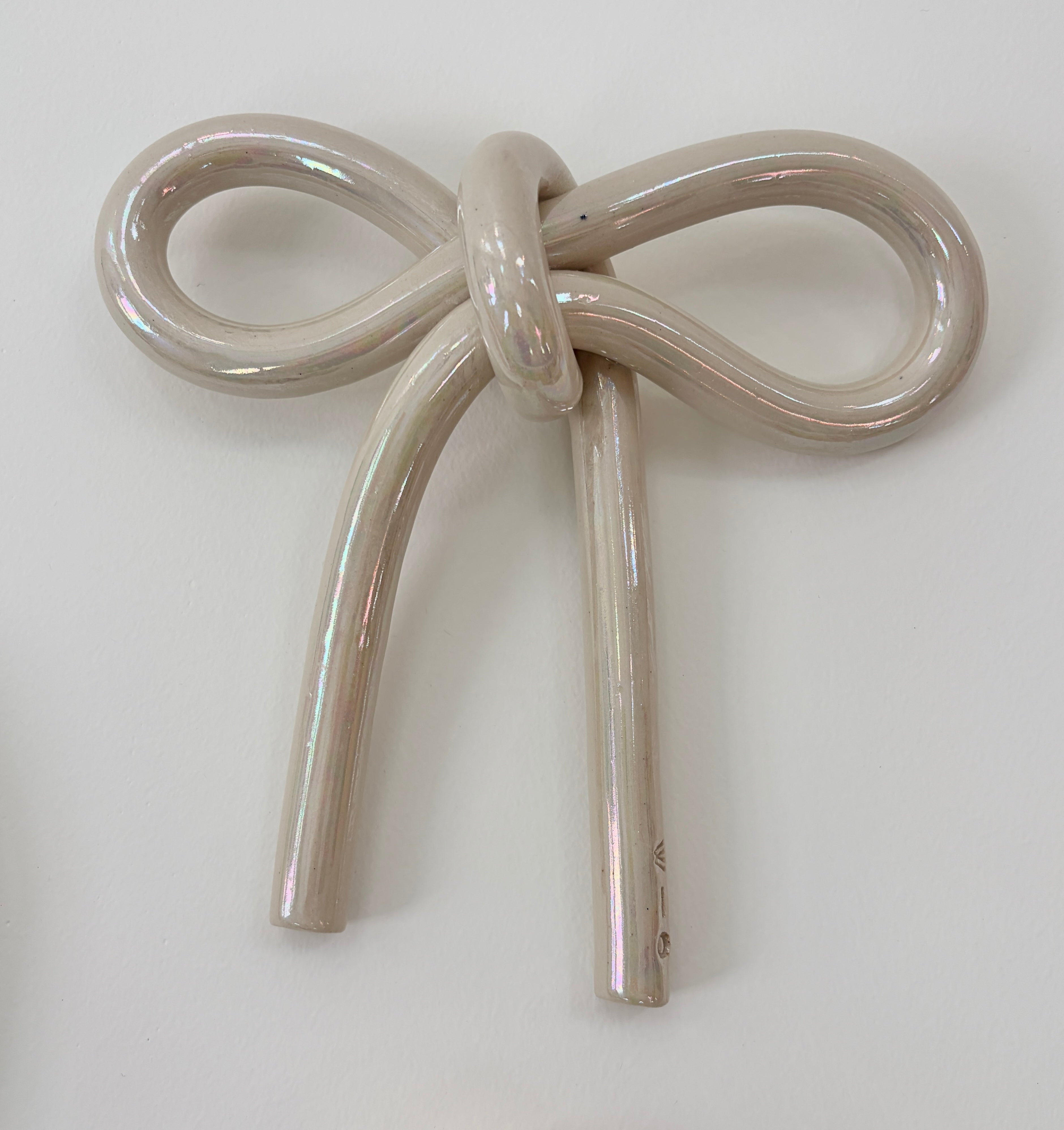 O-M Pearl Iridescent Bow